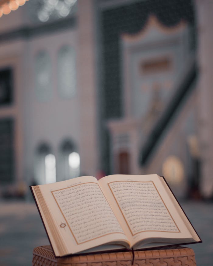 Aufgeschlagener Koran auf einem Steinpult im Hof einer alten Moschee.